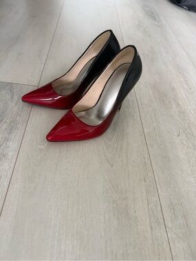 Classic Two-Tone Red and Black Patent Pointed-Toe Pumps